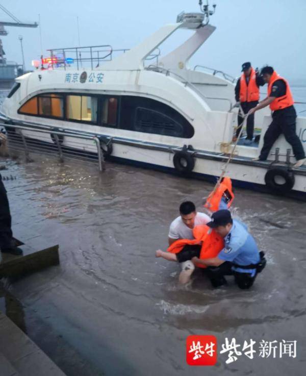 杨昭|生死一瞬间，南京水警救起坠江女子，成7年来成功营救的第57名溺水者