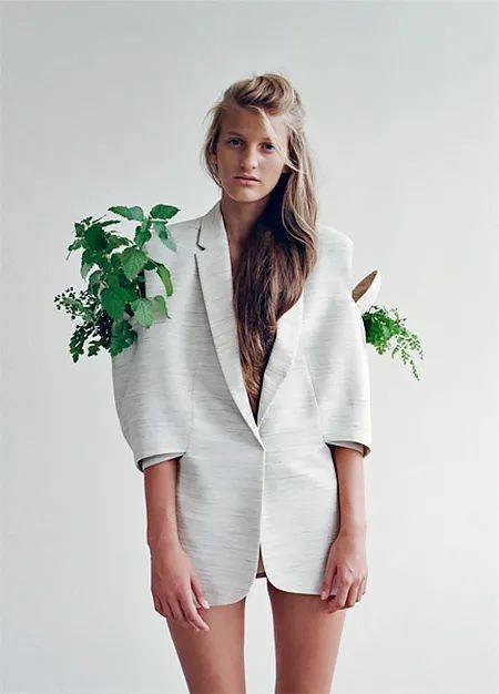 服装|【设计师】有趣的种子服装，让身上布满绿植，你想体验下吗