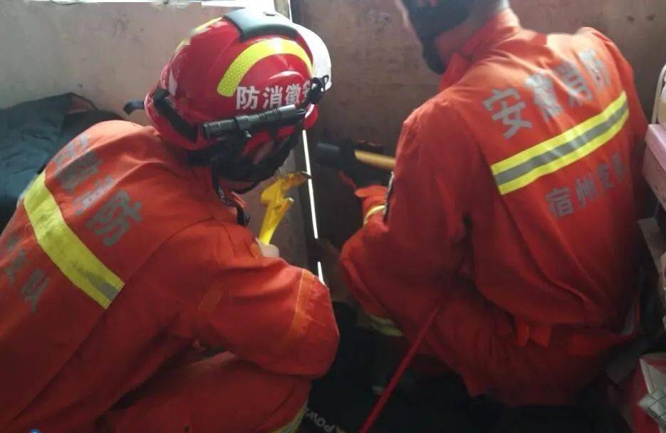 熊孩子|熊孩子又被“卡”了！消防叔叔简直操碎了心…