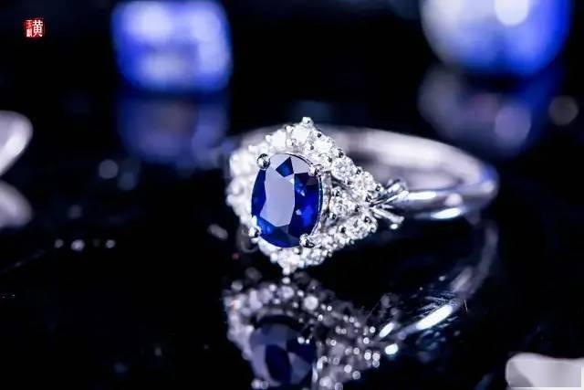 梅根|梅根形象又崩了，竟然出书洗白自己？ 嫉妒凯特是因为珠宝分配不均？