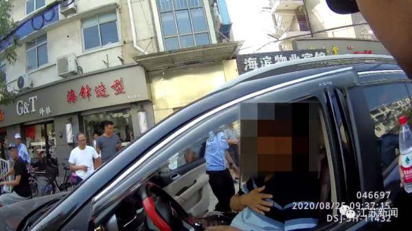 男子将车停派出所门口,还狂按喇叭!咋回事?_海滨新村