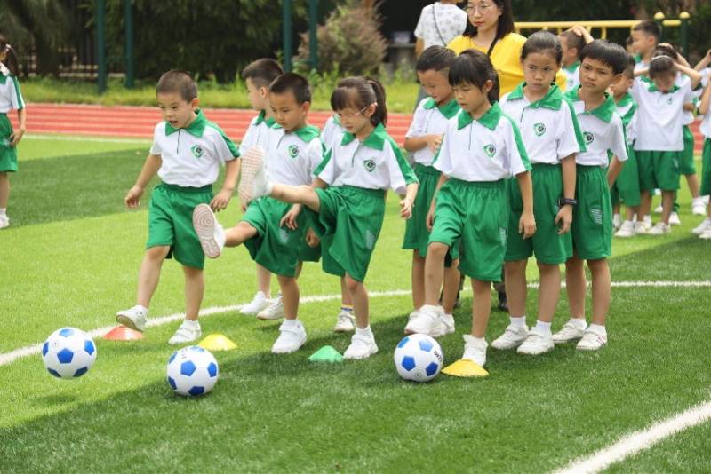 新生|读《锄禾》，学择菜，练射门，坑口小学新生这样上第一课