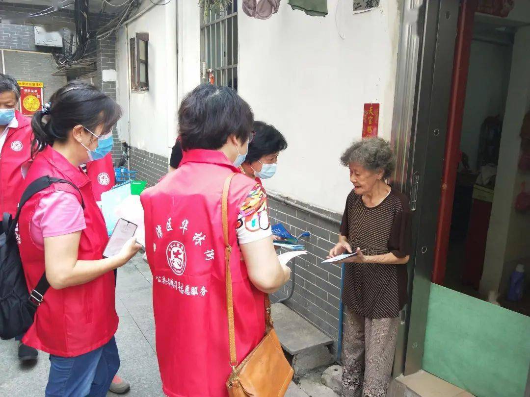 兴贤社区在职党员清洁辖内宣传栏活动现场有不少居民表示,平日社区不