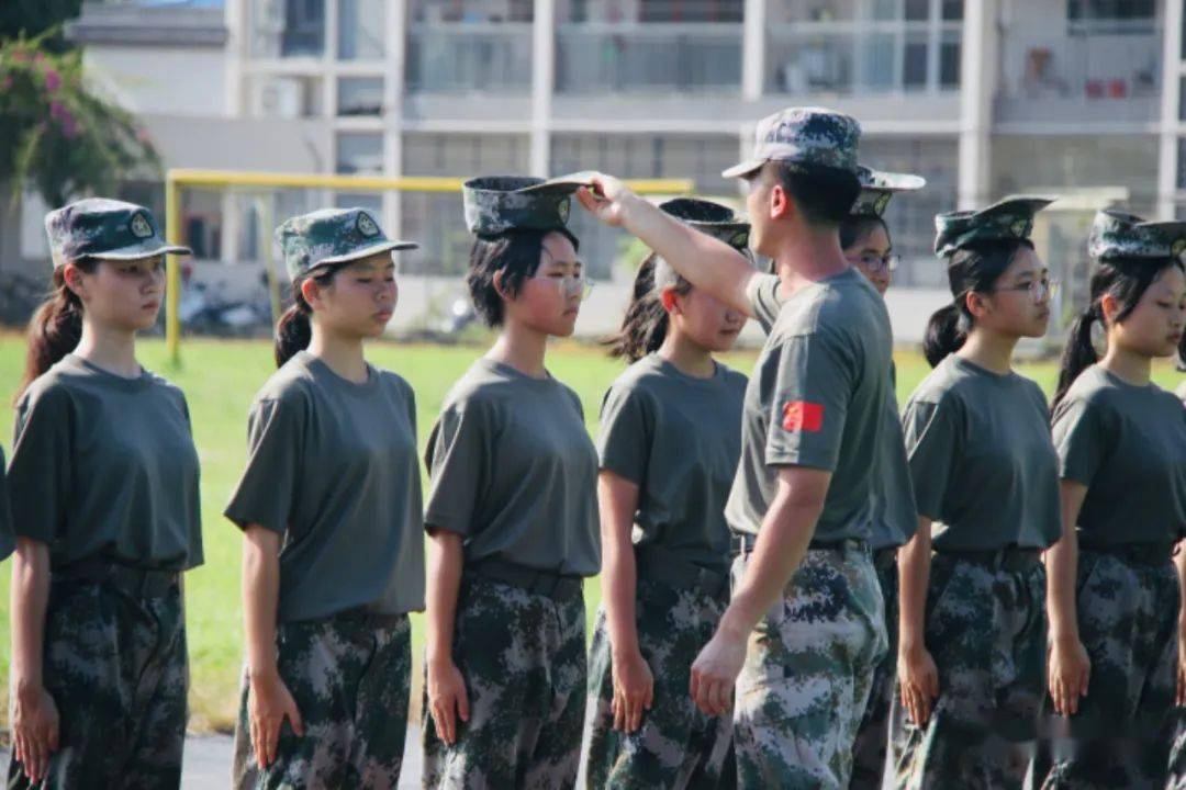 国防班  8月30日上午, 广州大学附属中学英德实验学校举行 各班方队