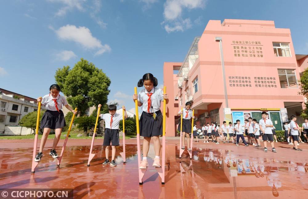 在浙江省台州市仙居县第一小学操场,学生们在踢足球.