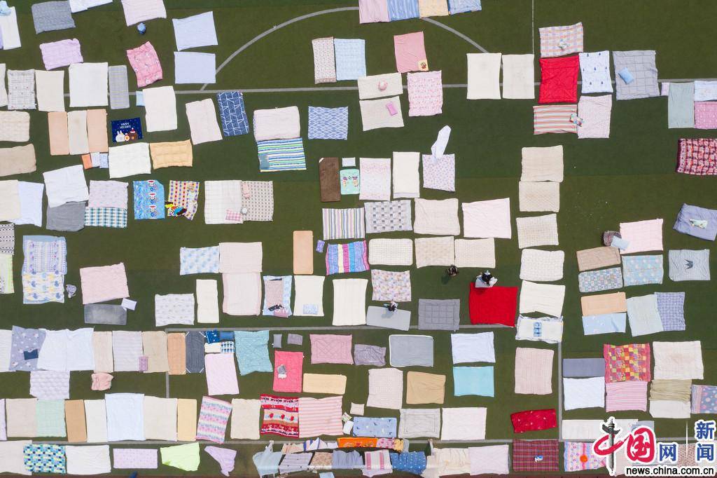 被子|湖北一高校学生返校被子铺满足球场