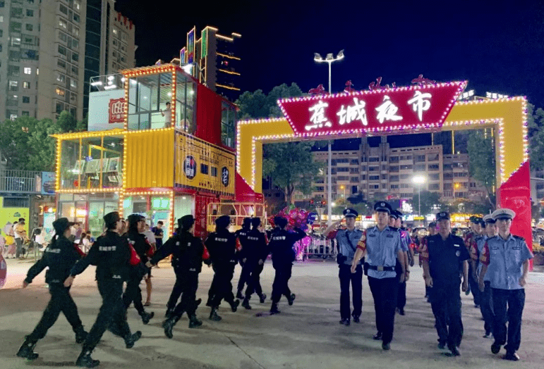 "我们将努力织密治安巡逻防控网,站好平安岗,让群众的'夜生活'更有