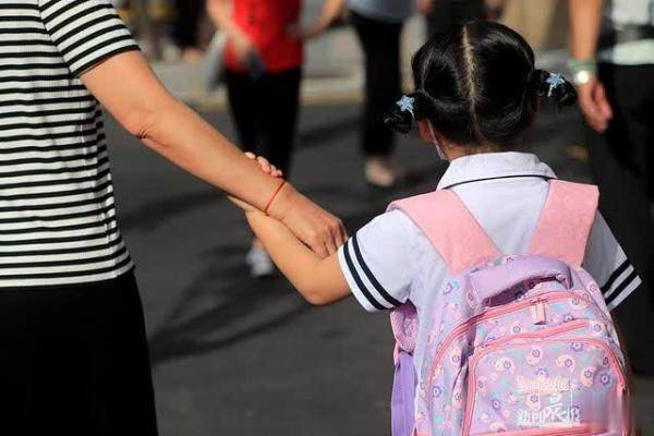 镜头|开学第一天的镜头里，满是牵手与叮嘱