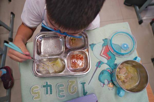 光盘|开学第一餐|红黄绿三色标签按需取饭，光盘行动中的这道“数学题”怎么做