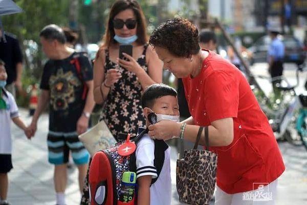 镜头|开学第一天的镜头里，满是牵手与叮嘱