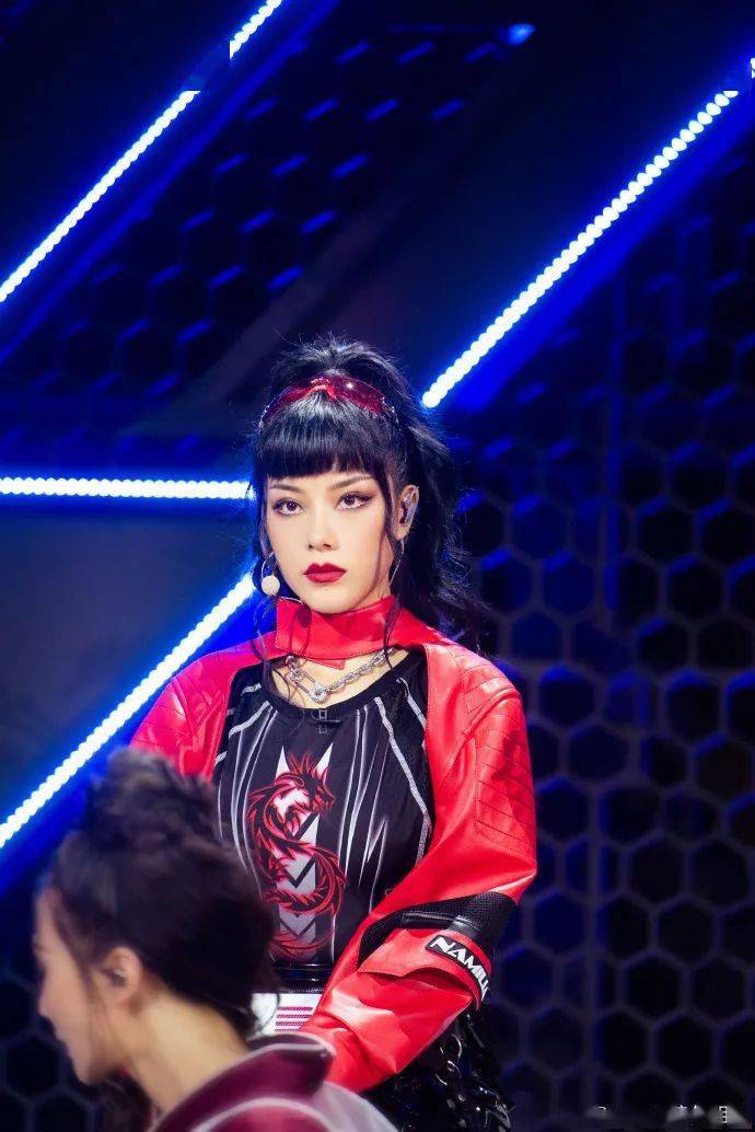 舞台|红人馆 | 出场费8000自掏一万做舞台,是AI女孩朱婧汐