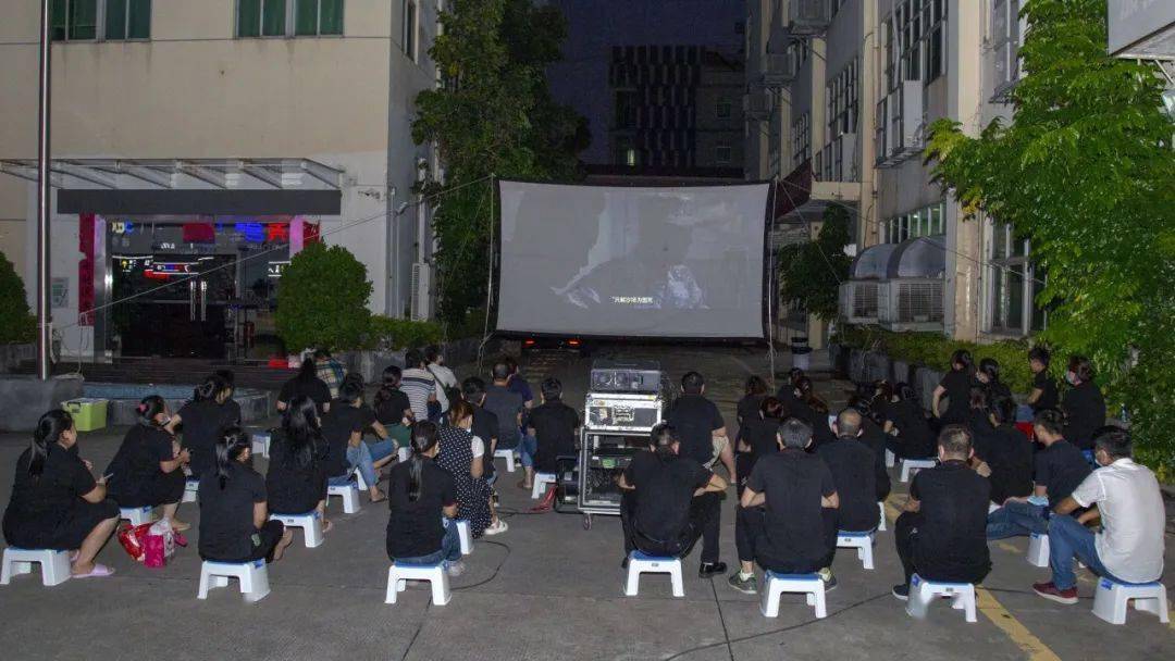 小板凳排排坐,龙华这个街道请你来看电影啦