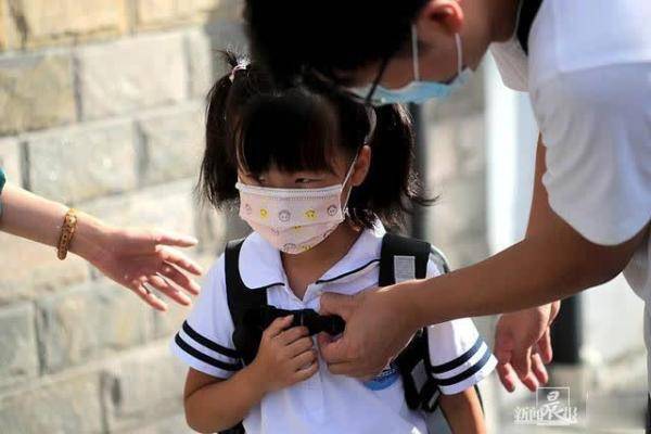 镜头|开学第一天的镜头里，满是牵手与叮嘱