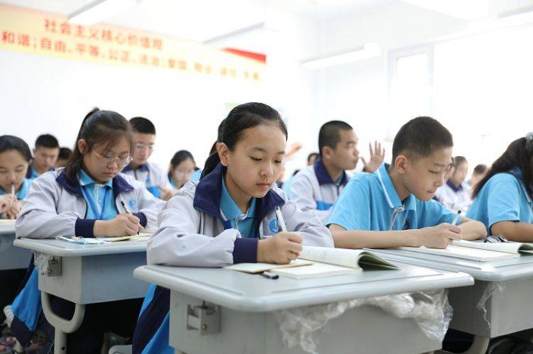 济宁市|济宁市任城区15所新建校园迎来“开学第一课”