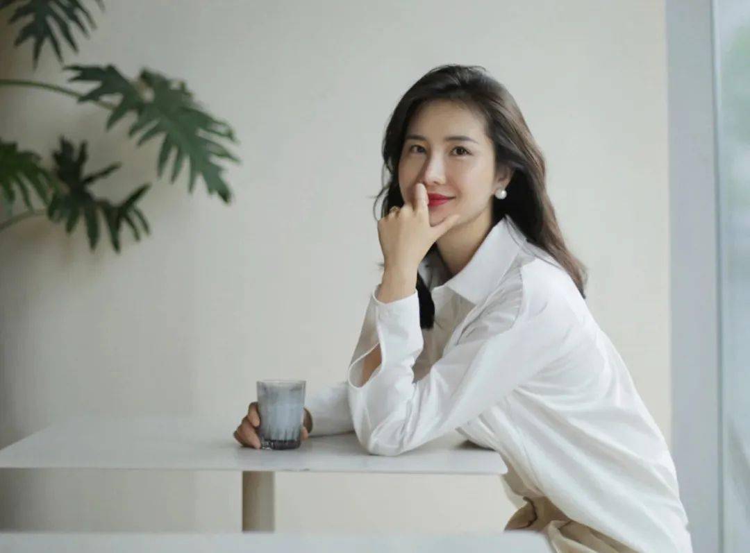 杜华|为什么霍汶希一出现，杜华女士就成了“华华子”？