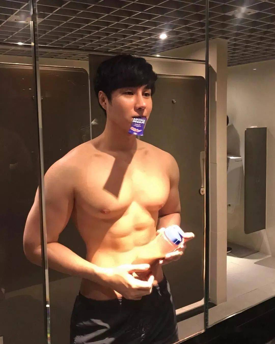 男星用"假腹肌硅胶衣"被无情揭穿,这年头肌肉也能明目