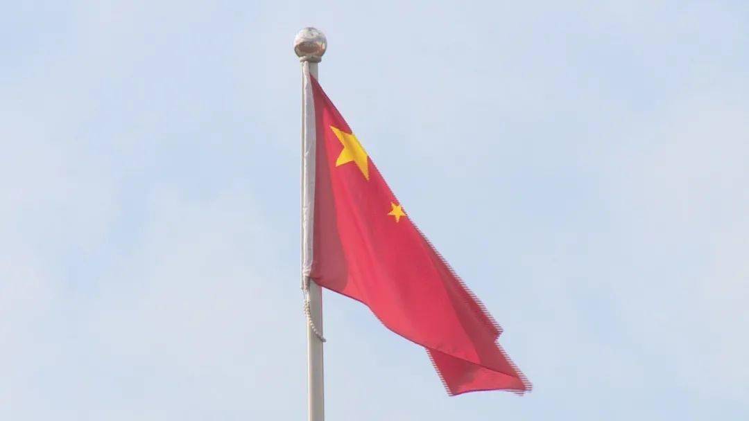 在庄严的国歌声中,五星红旗冉冉升起.