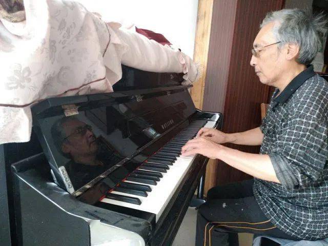 65岁学钢琴现已十级这位奶奶说什么时候学琴都不晚