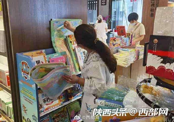 西安|??课本畅销教辅遇冷 开学第一天西安街头书店家长扎堆