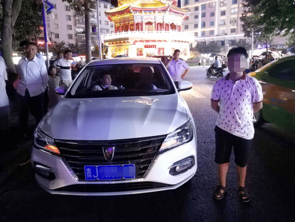 经查,  贵jmxxxx车辆驾驶员孟某某图好玩,私自购买了警报器安装在车上