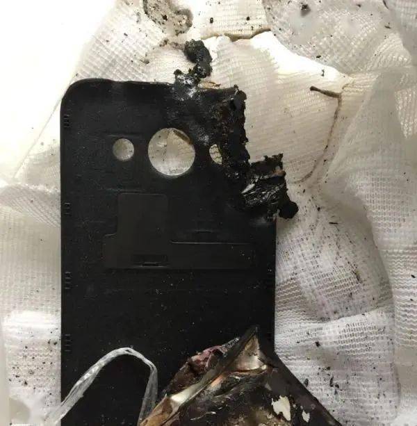 吓懵陕西一女子手机充电时突然爆炸家具和墙面都有烧痕