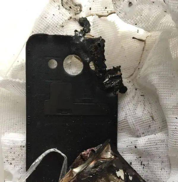 吓懵!陕西一女子手机充电时突然爆炸,家具和墙面都有烧痕.