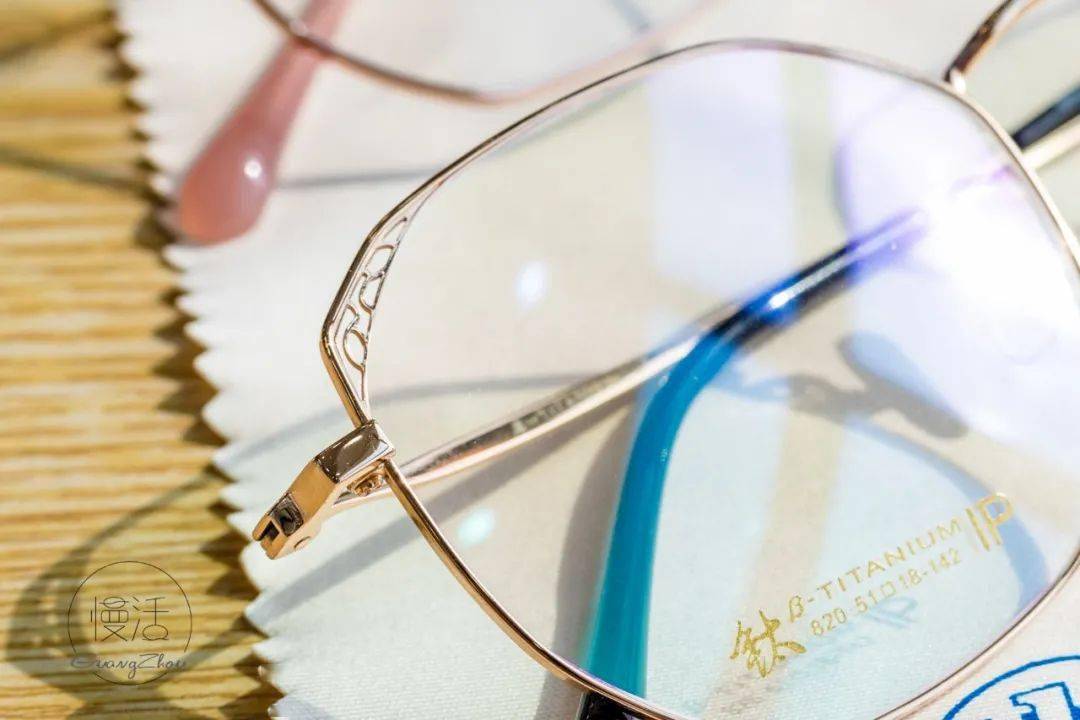 镜片|99元配防蓝光镜，告别“土黑框”和“啤酒瓶底”，高度近视应该这样挑眼镜！