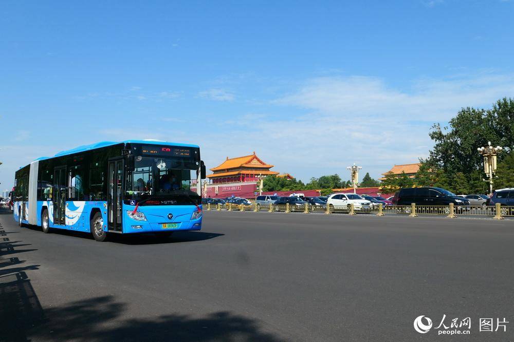 北京:城区公交更换天空蓝"新装"