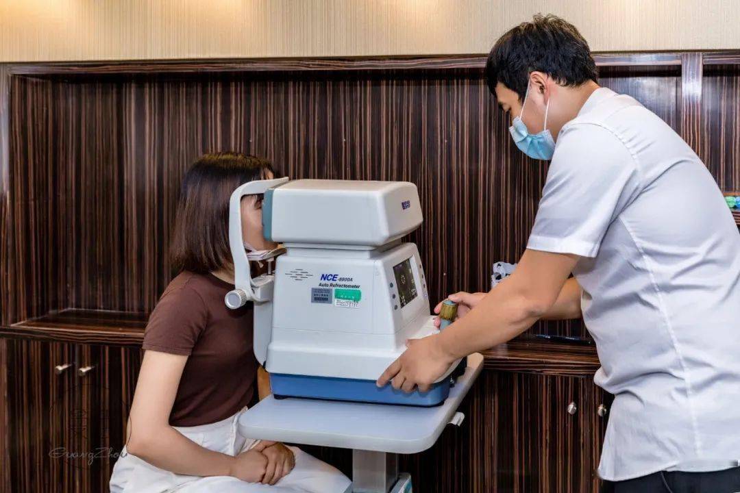 镜片|99元配防蓝光镜，告别“土黑框”和“啤酒瓶底”，高度近视应该这样挑眼镜！