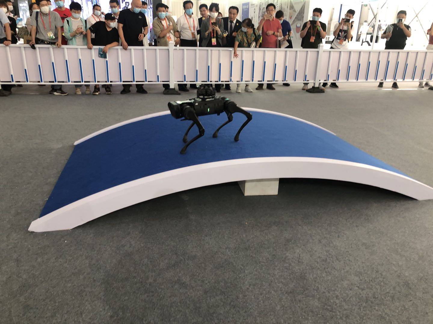 机器|服贸会上的机器狗、机器昆虫：国产足式机器人发展到哪一步