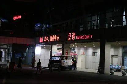 小宇|他和妈妈瞬间飞出……浙江街头揪心一幕！电瓶车上3岁男孩一个动作