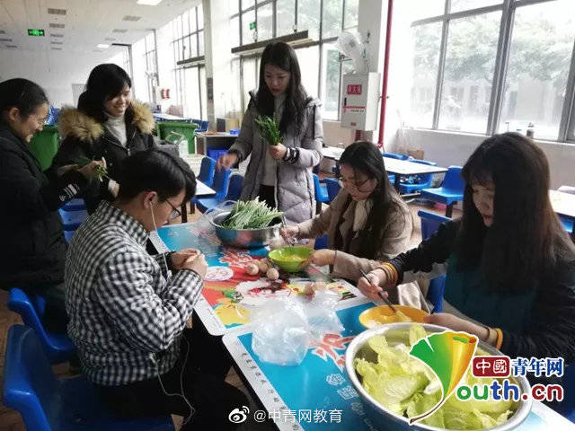 全班|期末考试结束，高校女生请全班同学喝奶茶