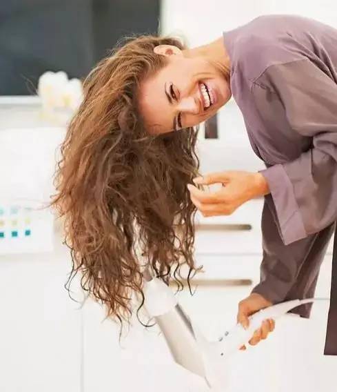 气质|刚洗好的头发又油又塌？养成这3个习惯，第二天头发也很蓬松！