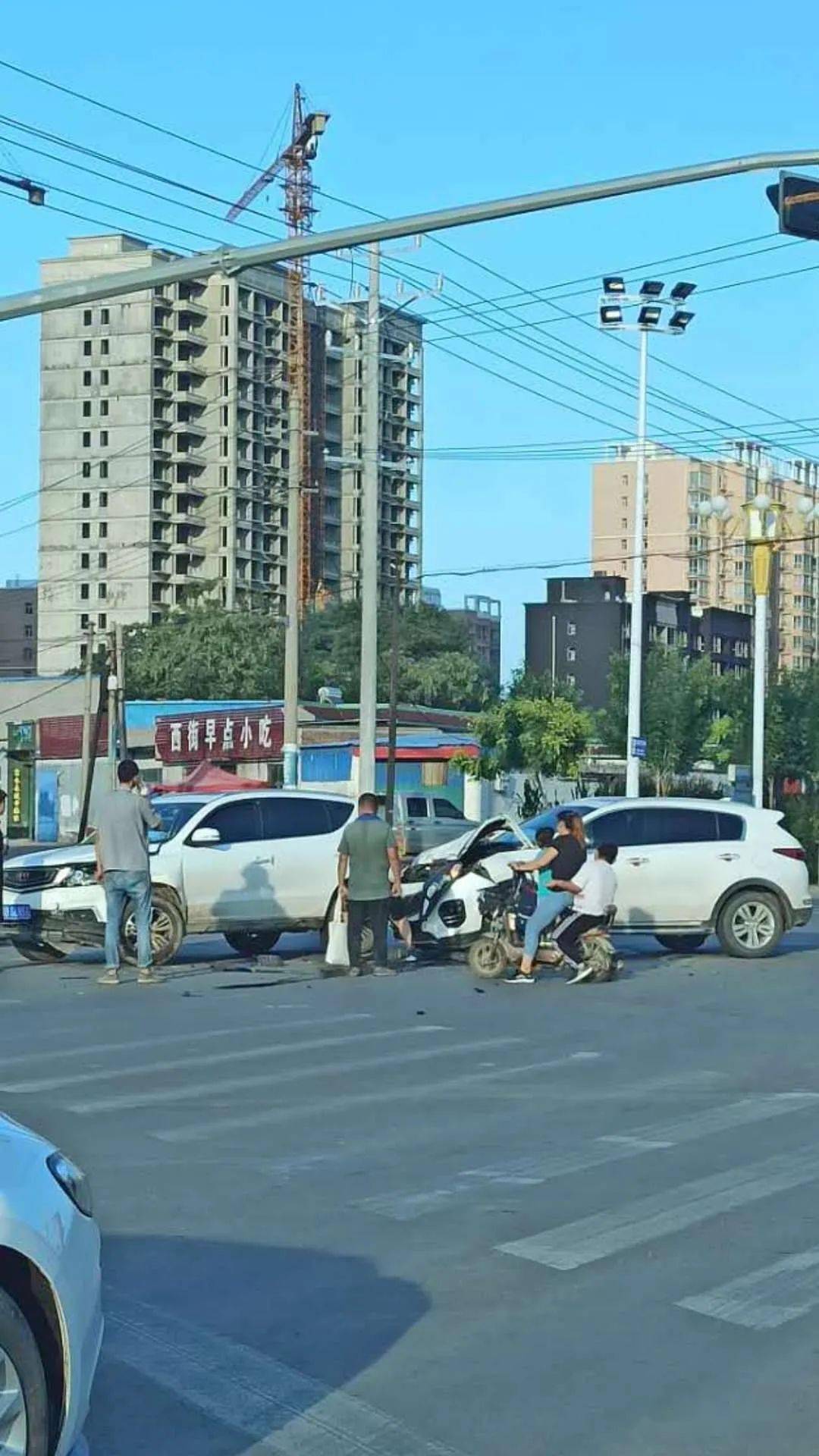 突发深州恒诚路饶阳道口发生一起车祸