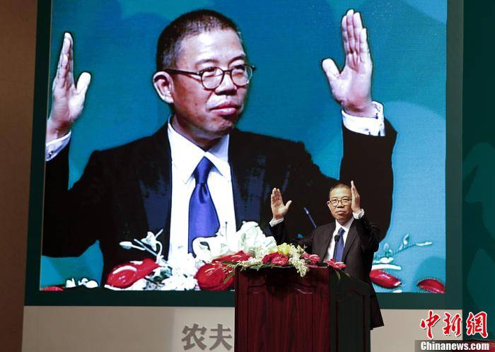 贡献|他今天当了半小时中国首富…你贡献了几瓶水？