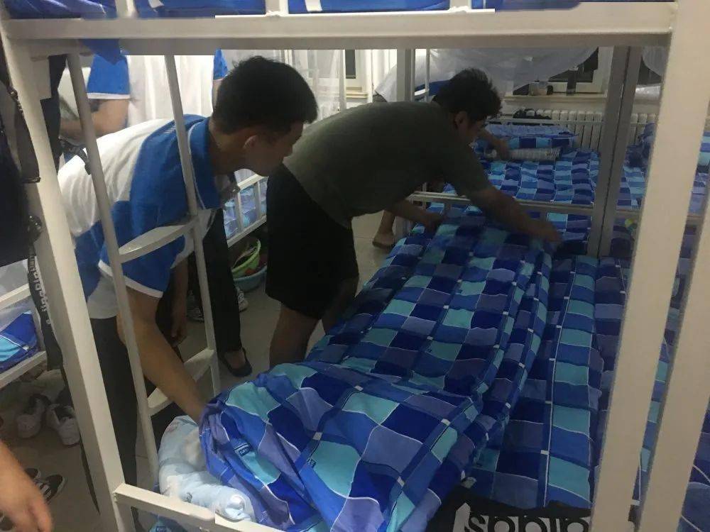 青岛旅游学校2020级新生入学教育系列二队列训练有规范文明礼仪记心间