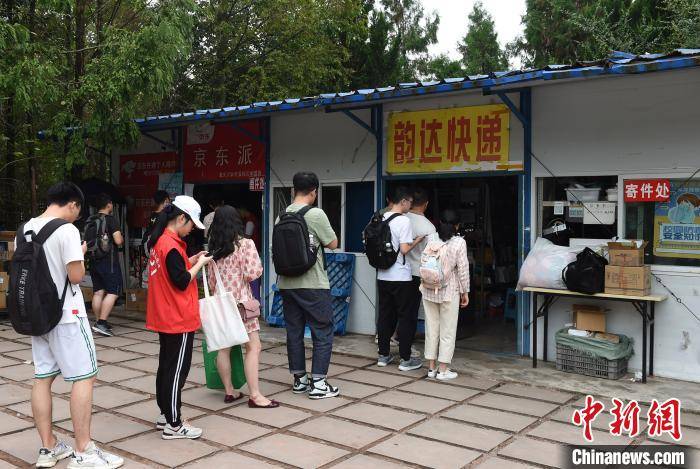 重庆大学快递“爆仓”包裹堆积如山