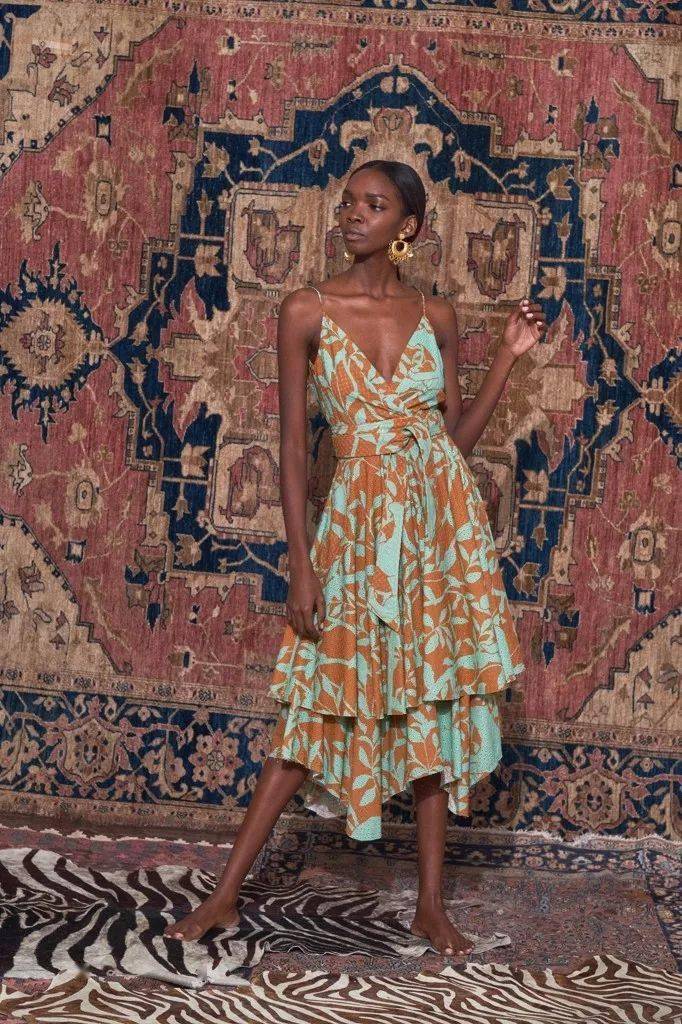 紧身裙|她说：＂女性最美的不是穿着性感紧身裙，而是向世人炫耀香肩和美颈的诱人时刻！＂