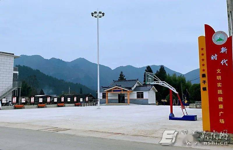 鹤峰县燕子镇山清水秀燕高飞
