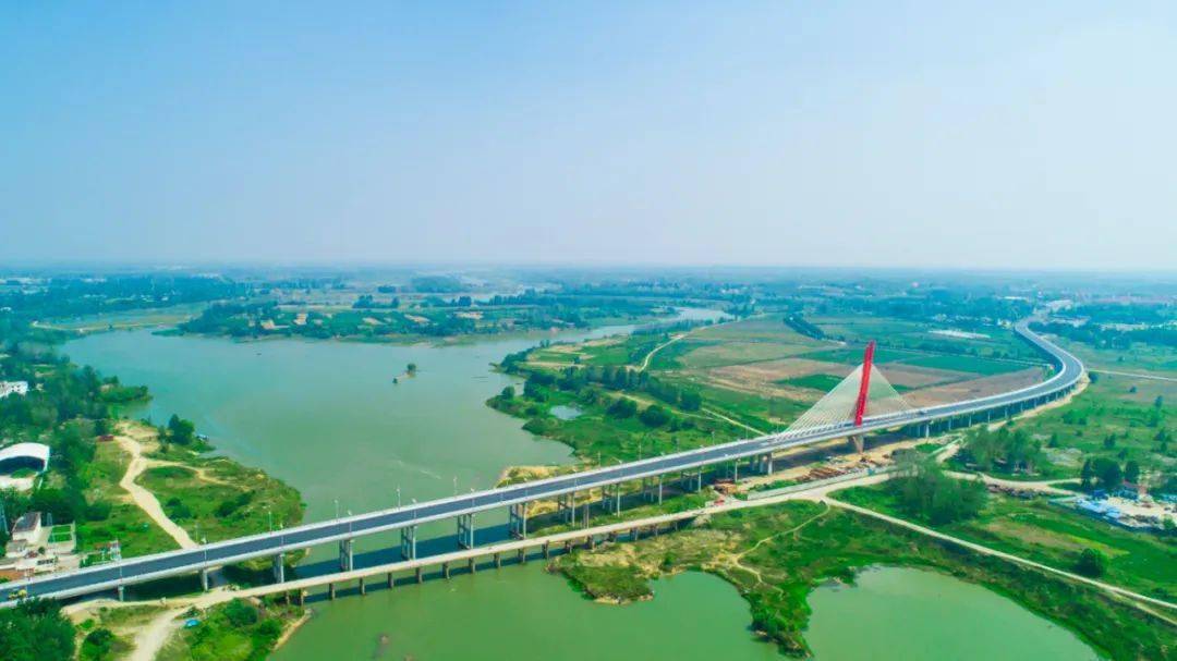 9月8日晚上,在息县的网红桥—渡淮大桥,如意城集团公司组织了一次夜跑