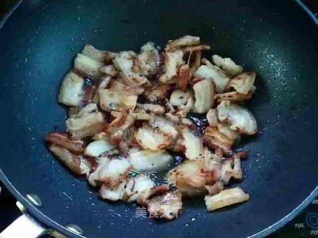 辣白菜|辣白菜炒五花肉：没胃口的小伙伴就整它