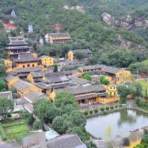 原址在梅雨潭旁"读书台",陈傅良曾读书于此,后又在仙岩开办书院讲学