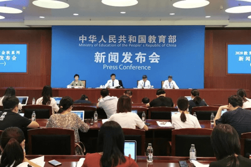 学生|华为IdeaHub一站联接教与学 支撑教育数字化变革