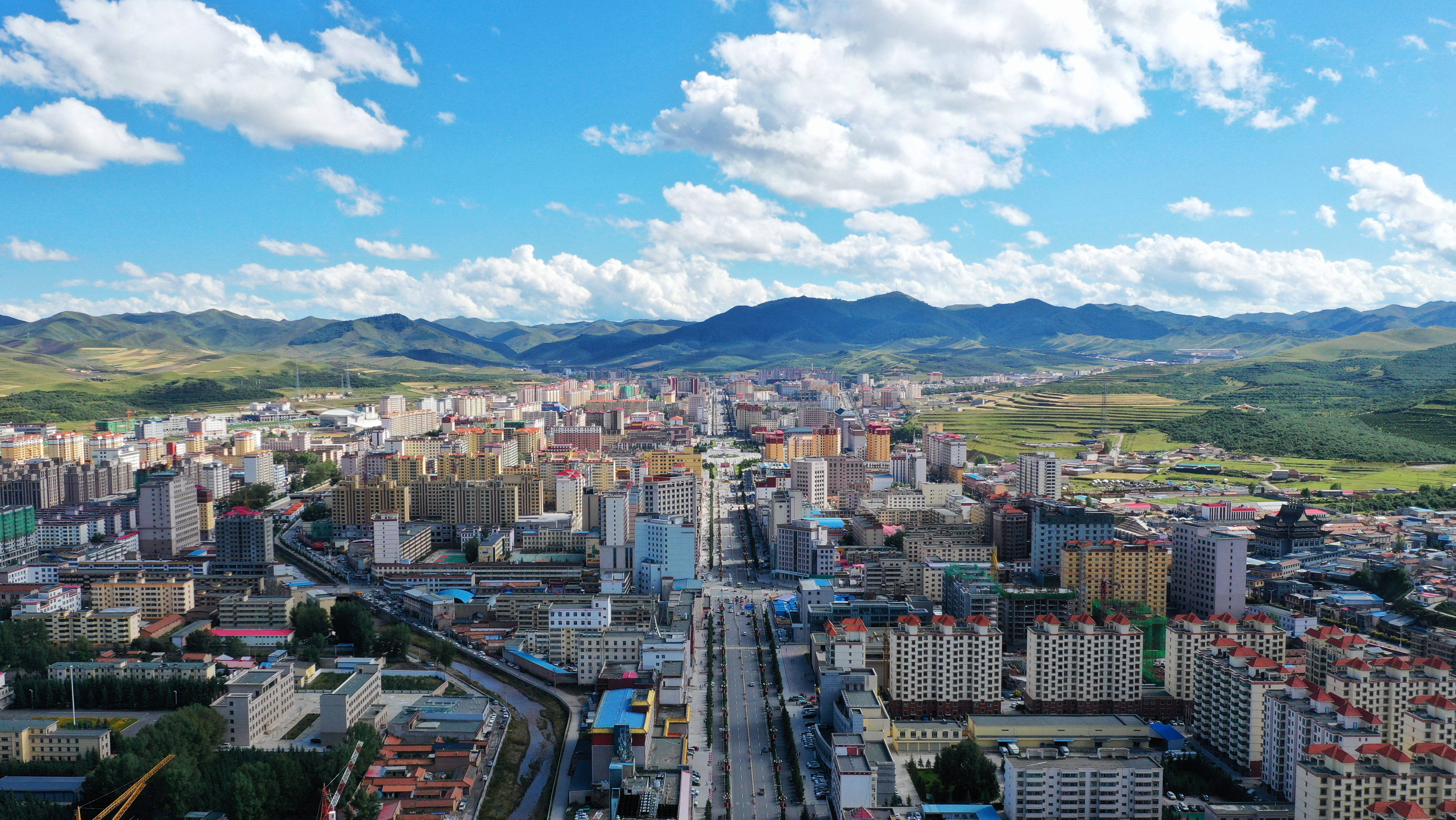 这是8月31日拍摄的甘南藏族自治州首府合作市城市面貌(无人机照片).