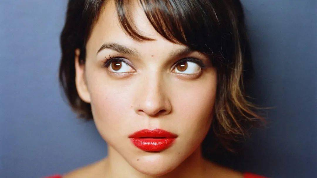 Jones|灵魂天后Norah Jones 登上印度版VOGUE金九封面！
