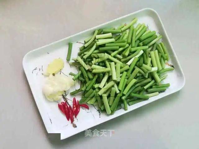 蒜苔|又香又下饭萝卜干蒜苔炒五花肉：咸香入味