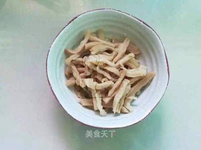 蒜苔|又香又下饭萝卜干蒜苔炒五花肉：咸香入味