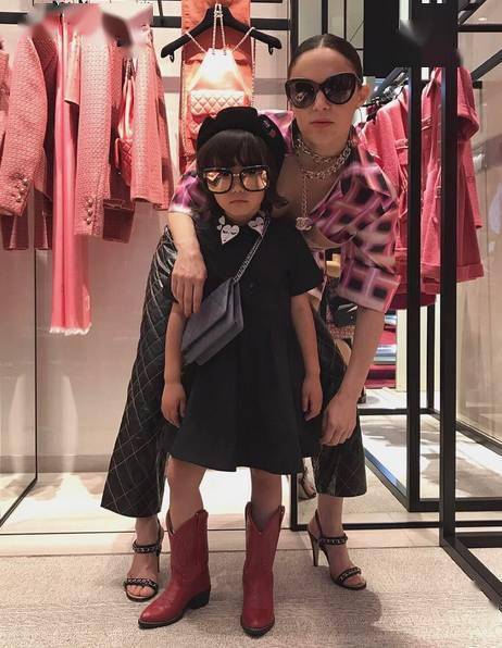 爸爸妈妈|月入10万，9岁＂权志龙＂爆火Ins，Chanel、Gucci争宠她： 现在的小学生太时髦了！