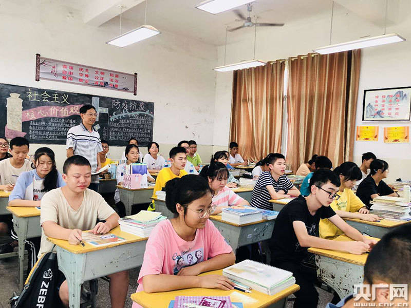 教师节|教师节特写：一支粉笔书写老中青三代教师的精神传承