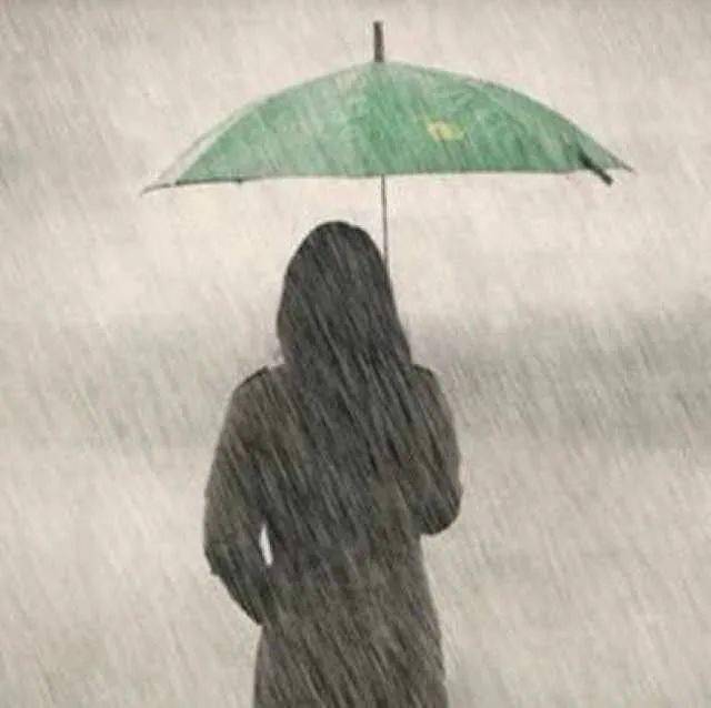 不是那种瓢泼大雨,是淅浙沥沥的小雨,更喜欢一个人独自在雨中漫步